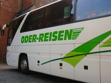 Chorreise Sommer 2006: Holland - Bus vor der Kirche in Dannenberg