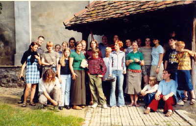 Chorreise Sommer 2002: Rumänien - vor der Kirche in Michelsberg